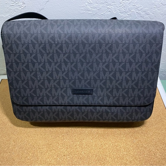 MK flap messenger crossbody - Picture 1 of 10